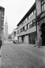 Magyarország, budai Vár, Budapest I., Szentháromság utca, szemben a Mátyás-templom. Jobbra az Úri utca sarkán álló épületek láthatók., 1975, Artfókusz, Fábián József, Budapest, Fortepan #279084