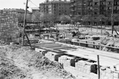 Magyarország, Budapest XI., Kosztolányi Dezső tér, a Park étterem építkezése a Feneketlen-tó mellett. Szemben a Bartók Béla út - Bocskai út közötti háztömb, jobbra az Edőmér utca melletti ház látható., 1958, Artfókusz, Fábián József, Budapest, Fortepan #279116