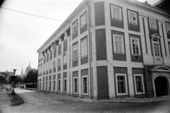 Magyarország, Budapest I., Fő utca, szemben a Csalogány utca sarkán a Szent Ferenc sebei templom melletti épület látható. Balra a távolban a Parlament., 1963, Artfókusz, Fábián József, Budapest, Fortepan #279122