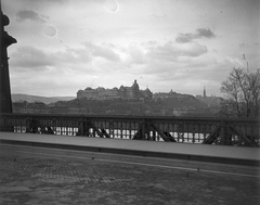 Magyarország, Budapest V.,Budapest I., az Erzsébet híd pesti hídfője, szemben a május 1-i dekorációval beborított Királyi Palota (később Budavári Palota). A kupolán elhelyezett koronát a francia forradalom jelképével, egy vörös frígiai sapkával takarták le., 1919, Schoch Frigyes, korlát, palota, hídfő, kilátás, Tanácsköztársaság, Budapest, függőhíd, Fortepan #27913