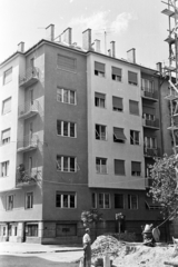 Magyarország, Budapest III., Uszály utca, szemben a felújított 14. számú ház Dereglye utca felőli homlokzata látható., 1963, Artfókusz, Fábián József, Budapest, Fortepan #279139