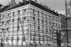 Hungary, Budapest V., Szervita (Martinelli) tér, szemben a felállványozott Városháza, jobbra a Szent Anna-templom (szervita templom)., 1957, Artfókusz, scaffolding, repair, Budapest, Fortepan #279147