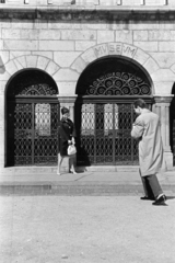 Hungary, Halászbástya, Budapest I., a felvétel az 1952-ig kiállítóhelyként szolgáló Középkori Kőemléktár előtt készült., 1960, Artfókusz, forged steel door, photography, posture, Budapest, Fortepan #279185