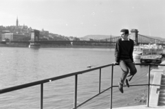 Magyarország, Budapest V.,Budapest I., pesti alsó rakpart, háttérben a Széchenyi Lánchíd, jobbra a Vigadó téri hajóállomás., 1962, Artfókusz, Fábián József, korlát, férfi, Budapest, Fortepan #279217