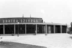 Magyarország, Budapest XI., Bartók Színpad (később Budai Parkszínpad) a Feneketlen-tó mellett. Háttérben a Szent Imre-templom tornyai láthatók., 1963, Artfókusz, Fábián József, Budapest, Fortepan #279237