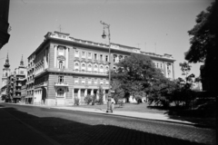 Magyarország, Budapest I., Szilágyi Dezső tér 1. számú épület, a felújított Neuschloss-palota a Fő utca sarkán. Balra távolabb a Szent Anna-templom a Batthyány térnél., 1964, Artfókusz, Fábián József, Budapest, Fortepan #279328