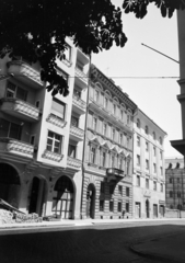 Magyarország, Budapest I., Fő utca a felújított 23., 21., és 19. számú ház. Távolabb a felállványozott épület a Pala utca melletti áll., 1964, Artfókusz, Fábián József, Budapest, Fortepan #279330