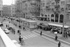 Magyarország, Budapest V., Március 15. tér, autóbusz-végállomás az Erzsébet híd pesti hídfőjénél., 1966, Artfókusz, Fábián József, gyalogátkelő, Budapest, Fortepan #279342