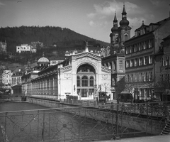 Czech Republik, Karlovy Vary, Termál Forrás kolonnád, jobbra a Szent Mária-Magdaléna-templom., 1907, Schoch Frigyes, church, river, Renaissance Revival, Fellner and Helmer-design, Baroque-style, colonnade, Cathedral, health resort, Kilian Ignaz Dientzenhofer-design, Cast-iron architecture, Fortepan #27938