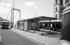 Magyarország, Budapest V., Március 15. tér, autóbusz-végállomás az Erzsébet híd pesti hídfőjénél, jobbra a Belvárosi templom., 1966, Artfókusz, Fábián József, Budapest, Fortepan #279395