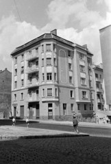 Hungary, Budapest I., Hattyú utca, szemben a 7. számú ház, jobbra az Erőf utca., 1960, Artfókusz, tenement house, cornerhouse, Budapest, Fortepan #279413