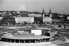 Magyarország, Budapest XI., Bartók Színpad (később Budai Parkszínpad) a Feneketlen-tó mellett. Szemben a József Attila (később Budai Ciszterci Szent Imre) Gimnázium és a Szent Imre-templom., 1963, Artfókusz, Fábián József, Budapest, Fortepan #279416