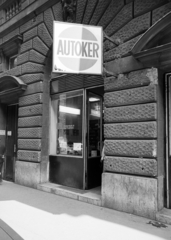 Magyarország, Budapest VI., Hajós utca 13-15., AUTÓKER Opel szaküzlet., 1976, Artfókusz, Fábián József, üzletportál, Autó és Alkatrészkereskedelmi Vállalat, Budapest, Opel-márka, Fortepan #279429