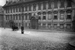 Csehország, Prága, Valdštejnské námestie, Wallenstein-palota (Valdštejnský palác), ma a Cseh Szenátus otthona., 1908, Schoch Frigyes, lovaskocsi, utcakép, barokk-stílus, palota, kockakő, országház, Andrea Spezza-terv, Giovanni de Galliano Pieroni-terv, Niccolò Sebregondi-terv, Fortepan #27946