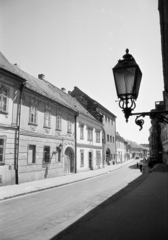 Magyarország, budai Vár, Budapest I., Úri utca, szemben a világos homlokzattal a felújított 33-as számú ház látható., 1963, Artfókusz, Fábián József, Budapest, Fortepan #279498