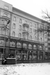 Magyarország, Budapest V., Erzsébet (Engels) tér, szemben a Sas (Guszev) utca 1-es számú ház József Attila utcai homlokzata., 1972, Artfókusz, Fábián József, Budapest, Fortepan #279540