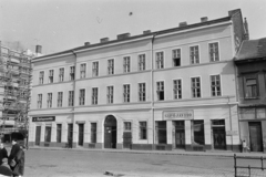 Hungary, Budapest VII., Klauzál tér 13. számú ház., 1960, Artfókusz, Budapest, pharmacy, shoemaker, Fortepan #279544