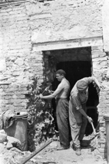 Hungary, Tabán, Budapest I., Szarvas tér, a felvétel a felújítás alatt álló Szarvas-ház előtt készült., 1960, Artfókusz, construction, dustbin, Budapest, Fortepan #279603