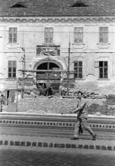 Hungary, Tabán, Budapest I., Szarvas tér, szemben a felújítás alatt álló Szarvas-ház. A bejárata feletti színezett kő dombormű 1811-ben készült., 1960, Artfókusz, construction, relief, scaffolding, Budapest, Fortepan #279604