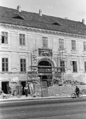 Hungary, Tabán, Budapest I., Szarvas tér, szemben a felújítás alatt álló Szarvas-ház. A bejárata feletti színezett kő dombormű 1811-ben készült., 1960, Artfókusz, construction, Budapest, Fortepan #279605