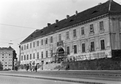 Hungary, Tabán, Budapest I., Szarvas tér, szemben a felújítás alatt álló Szarvas-ház. A bejárata feletti színezett kő dombormű 1811-ben készült., 1960, Artfókusz, safety island, construction, tram stop, Budapest, Fortepan #279607