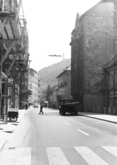 Magyarország, Budapest I., a Döbrentei utca a Fogas utcától a Döbrentei tér felé nézve. Távolban a Gellért-hegyen a Felszabadulási emlékmű., 1964, Artfókusz, Fábián József, gyalogátkelő, Budapest, Fortepan #279614