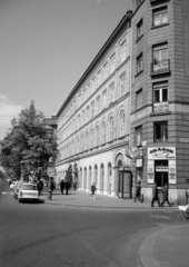 Magyarország, Budapest VI., Bajcsy-Zsilinszky út, szemben a felújított 15-ös számú ház, jobbra a Révay utca., 1972, Artfókusz, Fábián József, Budapest, Fortepan #279637