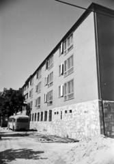 Magyarország, budai Vár, Budapest I., Tóth Árpád sétány, a felújított 30. számú ház., 1970, Artfókusz, Fábián József, Budapest, járműroncs, Fortepan #279646