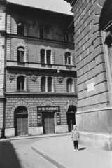 Magyarország, Budapest VI., Dalszínház utca, a felvétel az Operaház mellett készült, háttérben a Lázár utcai 18. számú ház., 1964, Artfókusz, Fábián József, Budapest, Fortepan #279697