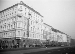 Magyarország, Budapest VII., Thököly úti házsor a Nefelejcs utcától a Hernád utcáig, balra a sarkon az első ház a 8-as számú ház, 1970, Artfókusz, Fábián József, Budapest, Fortepan #279731