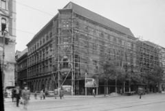 Magyarország, Budapest VII., Erzsébet (Lenin) körút és Dob utca sarka., 1957, UVATERV, plakát, építkezés, újságárus, mozi, állvány, tatarozás, Budapest, Quittner Zsigmond-terv, Fortepan #27976