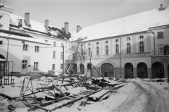 Magyarország, budai Vár, Budapest I., Országház utca 28, számú épület udvara. Szemben a korábbi Királyi Kúria (a legfőbb bíróság), illetve Országház céljára átépített egykori klarissza kolostor, ekkor a Magyar Tudományos Akadémia (MTA) Állam- és Jogtudományi Intézetének homlokzata. Balra az Úri utca 49. szám alatti MTA Könyvtár épülete látható., 1971, Artfókusz, Fábián József, Budapest, Fortepan #279807