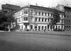 Magyarország, Budapest II., Török utca - Margit utca sarok a Margit körút (Mártírok útja) felől nézve., 1960, UVATERV, cégtábla, utcakép, rendőr, posta, újságárus, kockakő, rendőrkalitka, rendőrdobogó, Budapest, Fortepan #27986