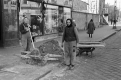 Hungary, Budapest I., Krisztina körút, a felvétel a 69. számú ház előtt készült. A kőfal mögött a Krisztina téri Havas Boldogasszony-templom részlete látható., 1960, Artfókusz, Best of, Budapest, Fortepan #279893