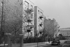 Magyarország, Budapest XI., Zsombolyai utca, balra az 1/b, távolabb az 1/a számú ház a Diószegi utca sarkán áll., 1962, Artfókusz, Fábián József, Wartburg 311/312, Budapest, Fortepan #279919