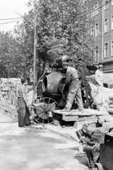 Hungary, Budapest VI., Liszt Ferenc tér, a felvétel a 6. szám alatti ház építkezése előtt készült. Háttérben a 9. számú épület látható, 1960, Artfókusz, concrete-mixer, Budapest, Fortepan #279985