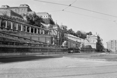 Magyarország, Budapest I., Ybl Miklós tér, Várkert Bazár, háttérben a Budavári Palota (korábban Királyi Palota)., 1962, Artfókusz, Fábián József, Budapest, Fortepan #280006