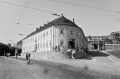 Magyarország, Tabán, Budapest I., Szarvas tér, szemben a felújított Szarvas-ház. Jobbra a Váralja utca és a királyi várkert déli főkapuja helyén kialakított díszkút, mögötte a Buzogány-torony., 1964, Artfókusz, Fábián József, Budapest, Fortepan #280010