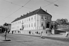 Magyarország, Tabán, Budapest I., Szarvas tér, szemben a felújított Szarvas-ház. Jobbra a Váralja utca és a királyi várkert déli főkapuja helyén kialakított díszkút., 1964, Artfókusz, Fábián József, Budapest, Fortepan #280011