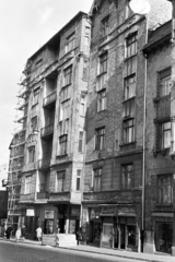 Hungary, Budapest I., Mészáros utca, balra a 2. számú ház., 1960, Artfókusz, radio repair, photographer, greengrocer, clockmaker, bullet hole, tenement house, Budapest, Fortepan #280089