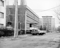 Magyarország, Budapest XIV., Buzogány utca, szemben a Fráter György utca és a Bagolyvár utca között a Pénzügyi és Számviteli Főiskola (később Budapesti Gazdasági Egyetem Pénzügyi és Számviteli Kar) épülete., 1975, Artfókusz, Fábián József, Robur-márka, Budapest, Fortepan #280125