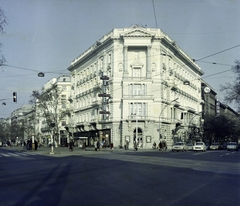 Magyarország, Budapest VI., Bajcsy-Zsilinszky út - Andrássy út (Népköztársaság útja) kereszteződés, szemben a Foncière-palota., 1980, Artfókusz, Fábián József, Budapest, Fortepan #280144