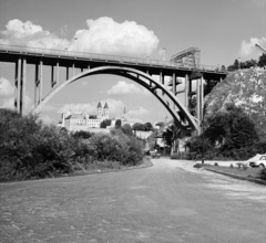 Hungary, Veszprém, Kittenberger Kálmán utca, Szent István völgyhíd (Viadukt), háttérben a Vár., 1979, Artfókusz, Fortepan #280155