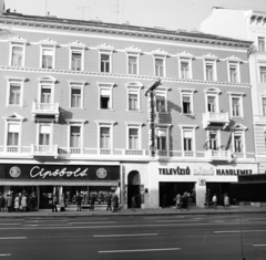 Magyarország, Budapest VII., Rákóczi út, szemben a felújított 60. számú ház., 1978, Artfókusz, Fábián József, cipőbolt, hanglemez, épület, televízió, Budapest, Fortepan #280169