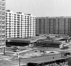 Hungary, Budapest XIV., Rákosfalva park, a bevásárlóközpont építkezése az Ond vezér utca 13. számú házból nézve., 1977, Artfókusz, blocks, concrete block of flats, caravan, Budapest, Fortepan #280177