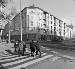 Magyarország, Budapest II., gyalogos átkelőhely a Margit utcánál, balra a Török utca, jobbra a Margit körút (Mártírok útja)., 1982, Artfókusz, Fábián József, gyalogátkelő, Budapest, Fortepan #280178