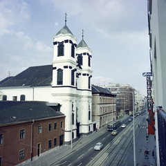 Magyarország, Budapest II., Margit körút (Mártírok útja), kilátás a 38/a számú házból a felújított Országúti ferences templom felé., 1982, Artfókusz, Fábián József, utcakép, templom, cipőbolt, Budapest, Fortepan #280182