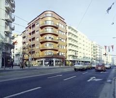 Magyarország, Budapest II., Margit körút (Mártírok útja), balra a Fényes Elek utca torkolata., 1982, Artfókusz, Fábián József, automobil, utcakép, Budapest, sarokház, Fortepan #280184