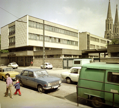 Magyarország, Budapest VII., Alsóerdősor utca 7., Korányi Sándor és Frigyes Kórház Baleseti Belgyógyászati Osztály (később Péterfy Sándor Utcai Kórház Rendelőintézet és Baleseti Központ). Háttérben az Árpád-házi Szent Erzsébet-templom., 1978, Artfókusz, Fábián József, Wartburg 353, Dacia 1300, Nysa 522, Zastava 750, Skoda 100, Budapest, épület, torony, Fortepan #280185