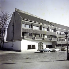 Magyarország, budai Vár, Budapest I., Tárnok utca, szemben a 13-as számú ház, mellette a 9-11. szám alatti Budavári Általános Iskola épülete., 1973, Artfókusz, Fábián József, Zastava 750, Skoda 100, Volvo 164, Budapest, Fortepan #280191